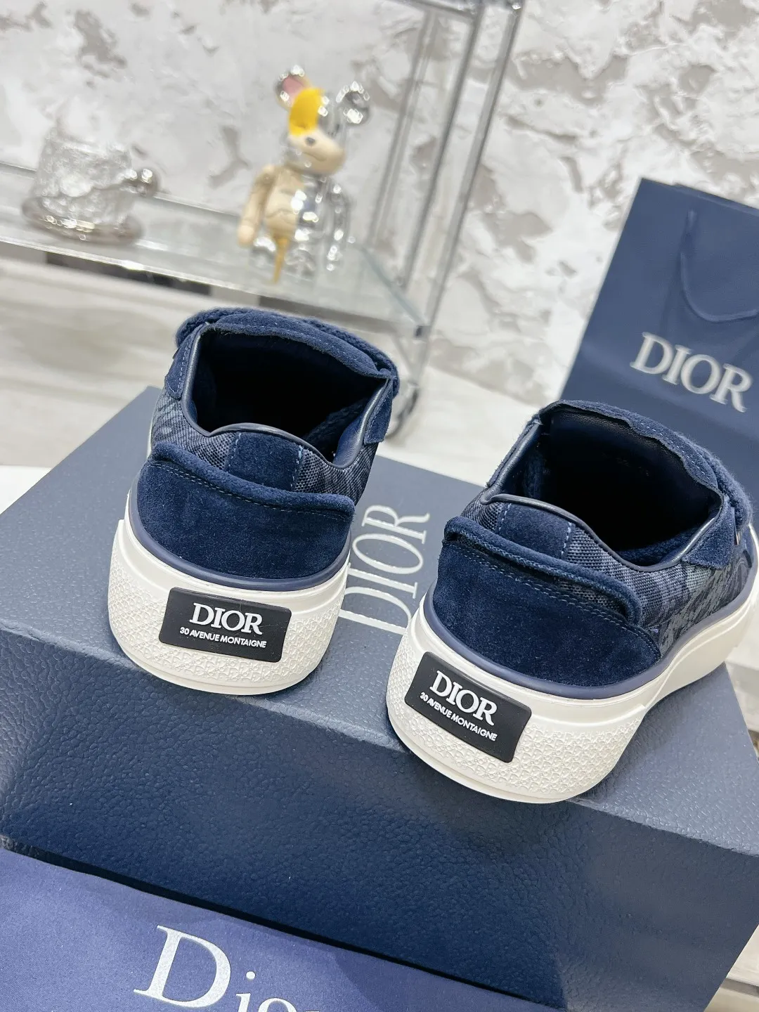 👟👟Ex-factory price P560👟👟 Women's shoe factory top version Dior B33 series! Casual sneakers for couples 👟 Purchased from the original, developed and made. Carefully crafted from Dior gray cow leather, decorated with tone-on-tone CD Diamond pattern canvas panels on the sides. The shoelace eyelets in the shape of CD Icon are clever and exquisite, and the two-color sole, tongue and heel are all decorated with special details, making it more refined. A very casual and versatile shoe. 🔘Fabric: Original customized calfskin + Oblique floral fabric 🔘Inner: Customized breathable lining 🔘Outsole: Original molded TPU combination outsole 🔘Sole thickness: 3CM 🔘Size: Women's size: 35-41 Male size: 38-46 (Female 41, Male 38, 46 customized, non-refundable)